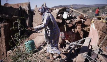 Les secouristes à l'oeuvre, plus de 2100 morts dans le séisme